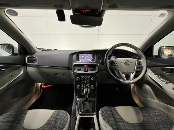 2019 Volvo V40 — photo 2
