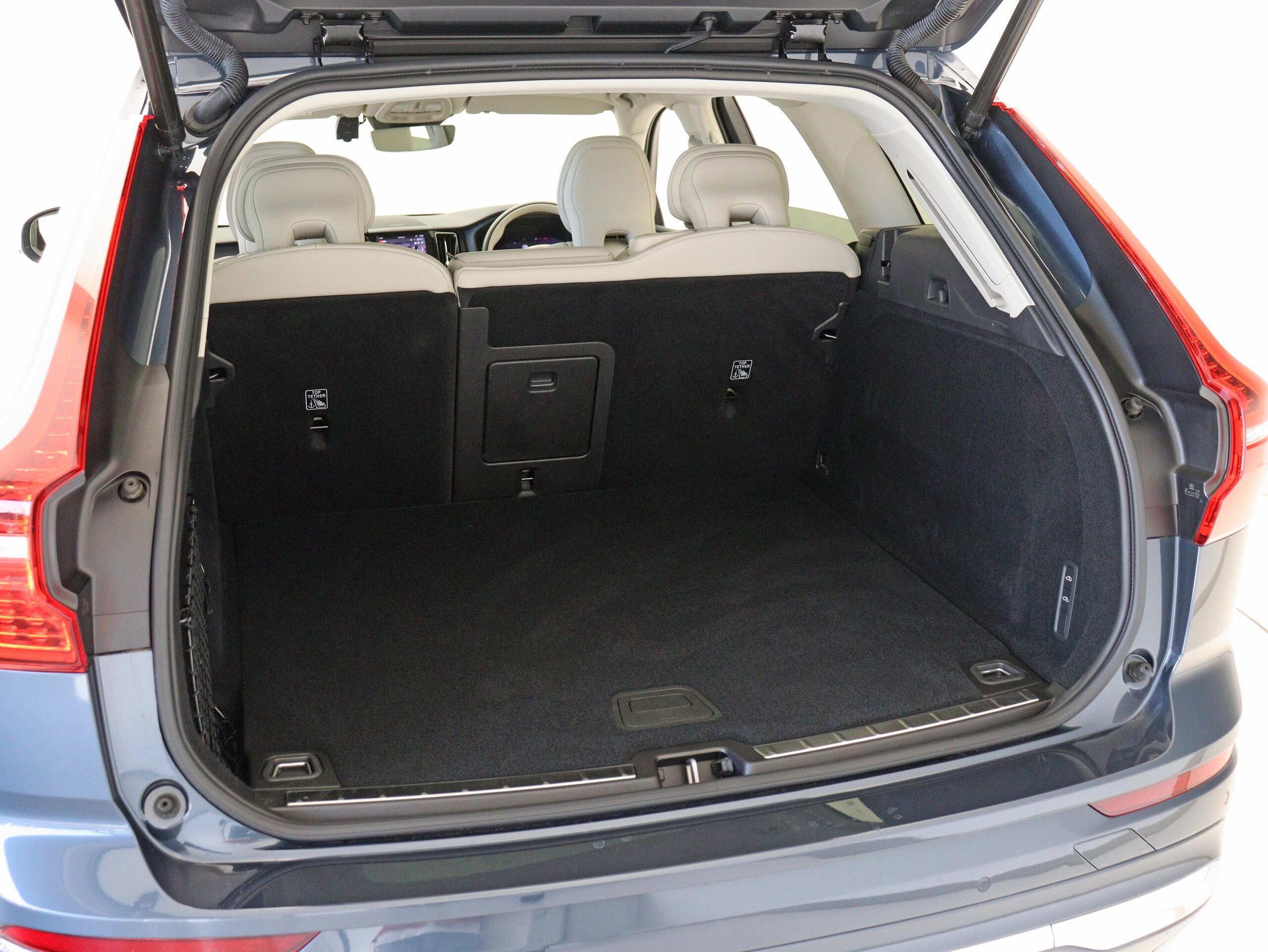 Volvo XC60 Ultra B5 AWD 4WD Sunroof Air Suspension 2025 Model with Google Built-in Dashcam 48V White Leather Denim Blue Metallic harman/kardon Front & Rear Seat Heaters Steering Wheel Heater Relaxation Function Ventilation Function 19-inch AW — photo 9