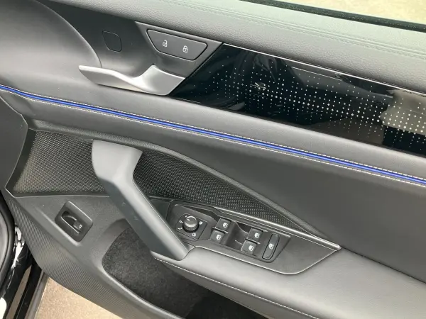 Volkswagen Tiguan TDI 4Motion R-Line Diesel Turbo 4WD Right-Hand Drive/Black/ETC/Front Side Rear Camera/Seat Heater/Lane Keep Assist/Parking Assist/Safety Support Car/Power Rear Gate (Black) — photo 8