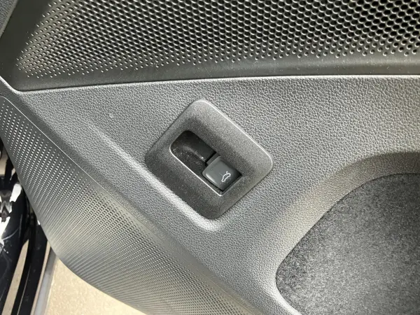 Volkswagen Tiguan TDI 4Motion R-Line Diesel Turbo 4WD Right-Hand Drive/Black/ETC/Front Side Rear Camera/Seat Heater/Lane Keep Assist/Parking Assist/Safety Support Car/Power Rear Gate (Black) — photo 9