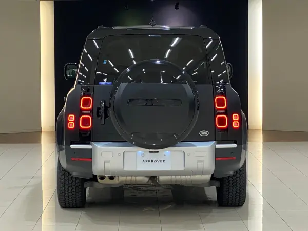 Land Rover Defender 130 SE Eisner Edition 3.0L D300 Diesel Turbo 4WD Satin Matte Film Black Pack 20AW Opening Panoramic Roof Seat Heater HUD Meridian Air Purification System 10-Color Ambient 3-Zone Air Conditioning Steering & Window Heater (Matte Santorini Black Metallic) — photo 8