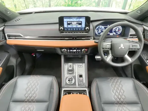 2022 Mitsubishi Outlander — photo 2