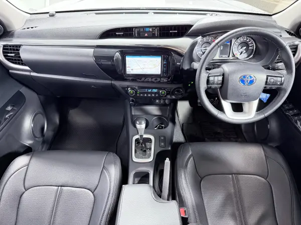 2021 Toyota Hilux — photo 2