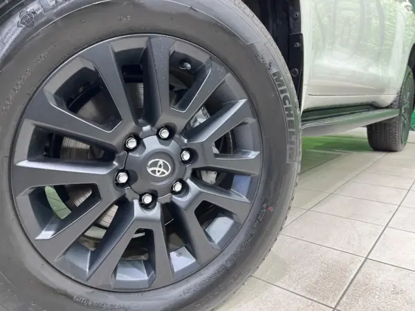 Toyota Land Cruiser Prado 2.7 TX L Package Matte Black Edition 4WD Non-Smoking Car Sunroof 9-inch Navigation Surround View Camera 7-Seater Beige Leather Seat Ventilation Radar Cruise LED Lights (White Pearl Crystal Shine) — photo 9