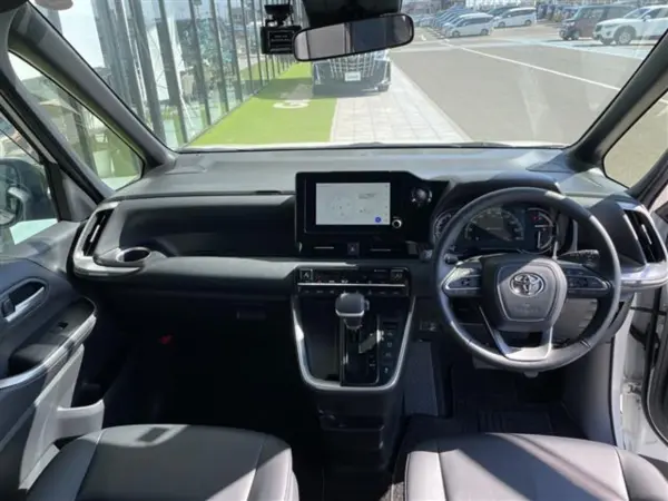 2024 Toyota Noah — photo 2