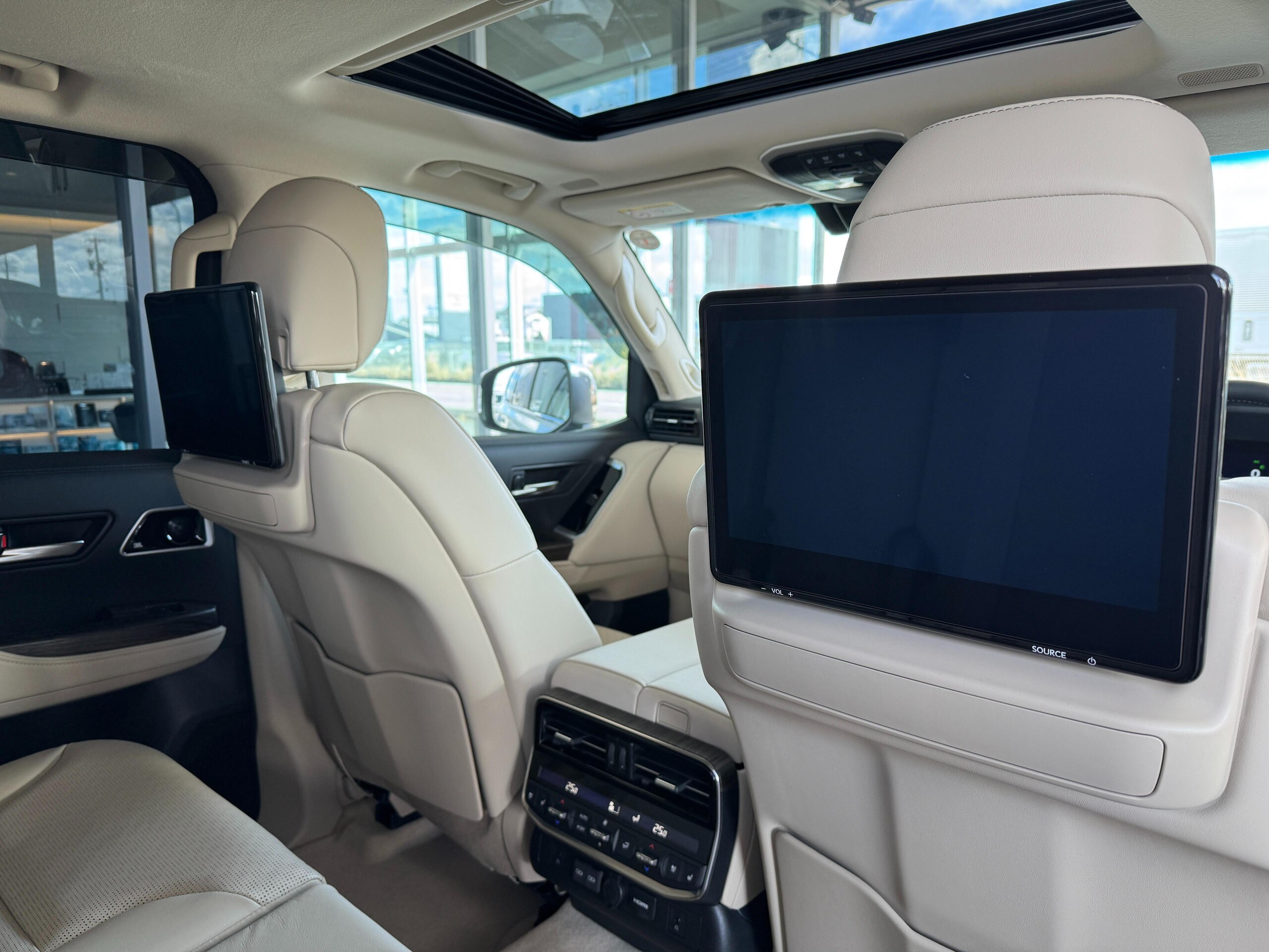 2025 Toyota Landrcuiser 300 — photo 3