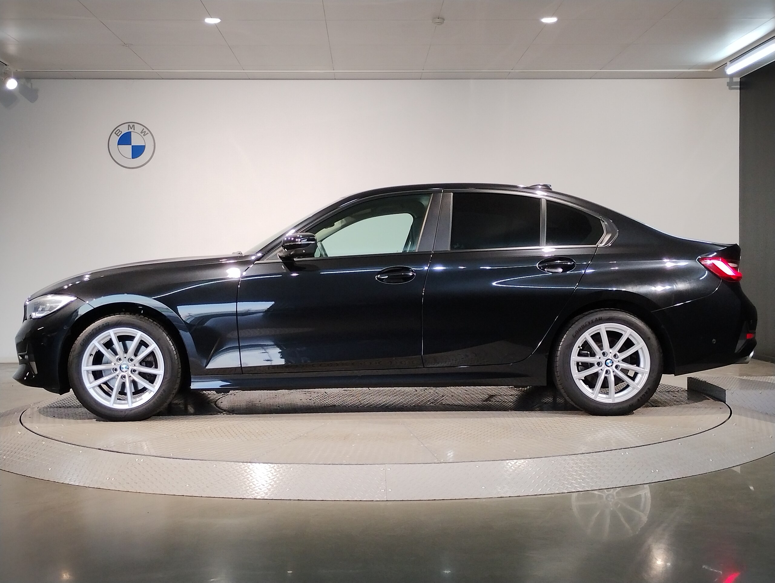 2022 Bmw 3 Series — photo 3