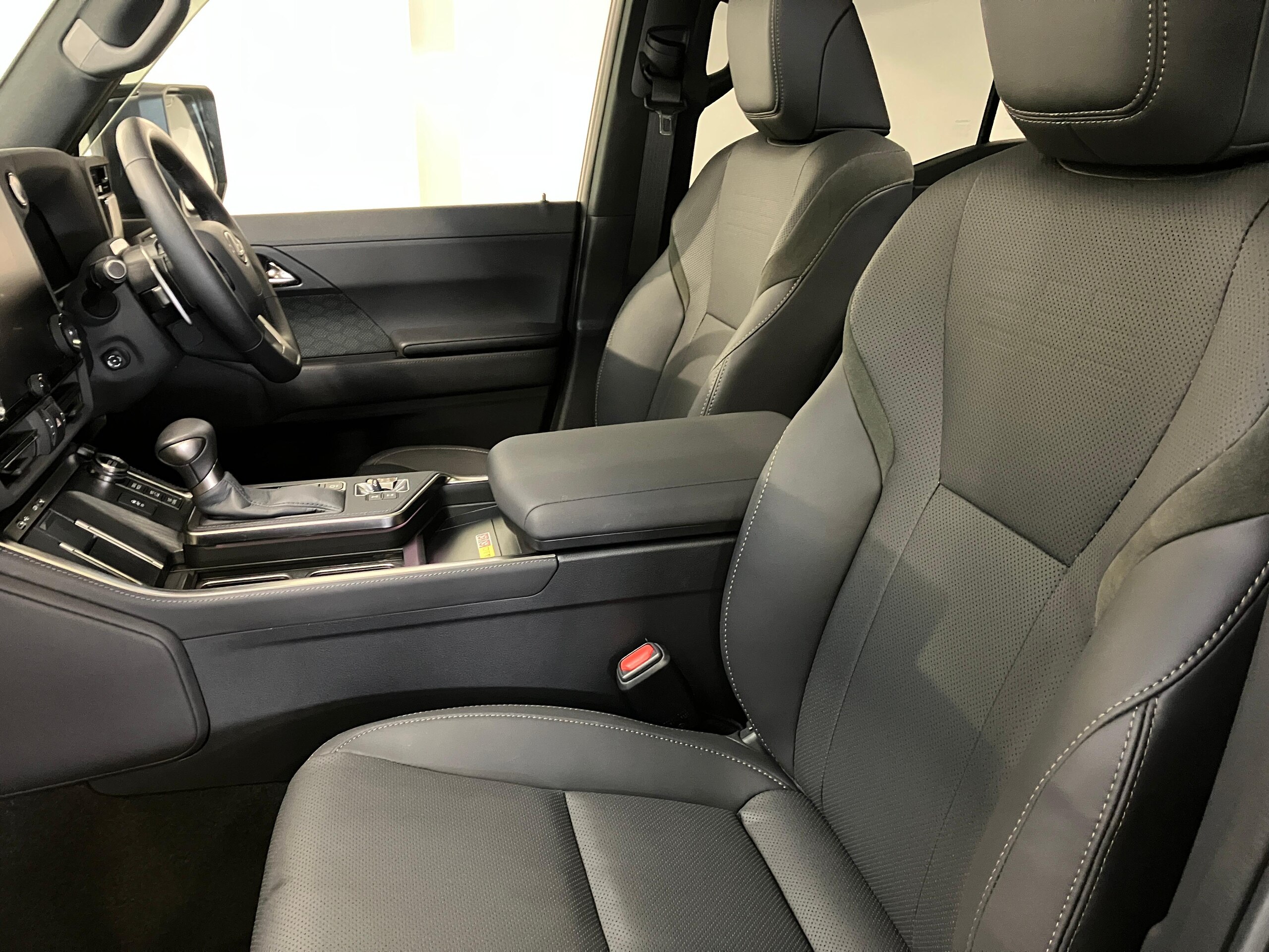 Lexus GX550 OverTrail Plus 4WD Certified Pre-Owned/CPO/Drive Recorder/Mark Levinson/Digital Inner Mirror (Graphite Black Glass Flake) — photo 7