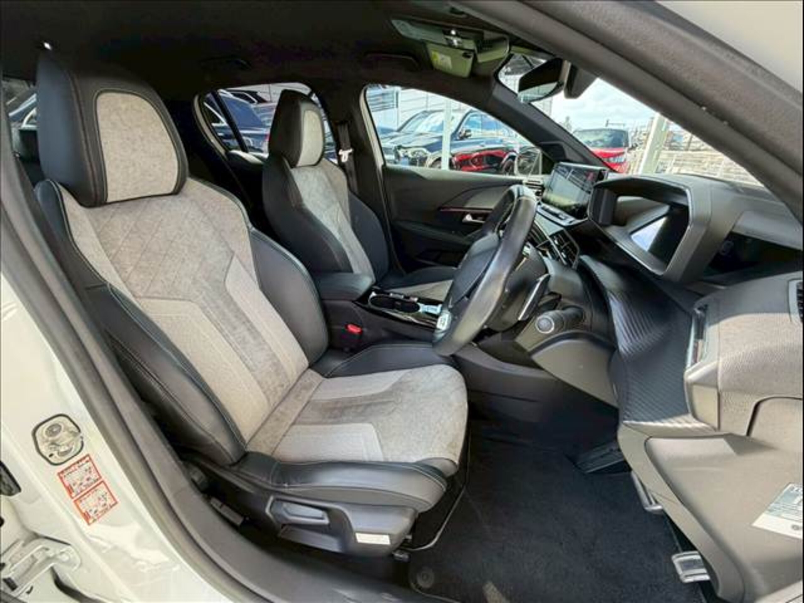 Peugeot 208 GT Line — photo 7