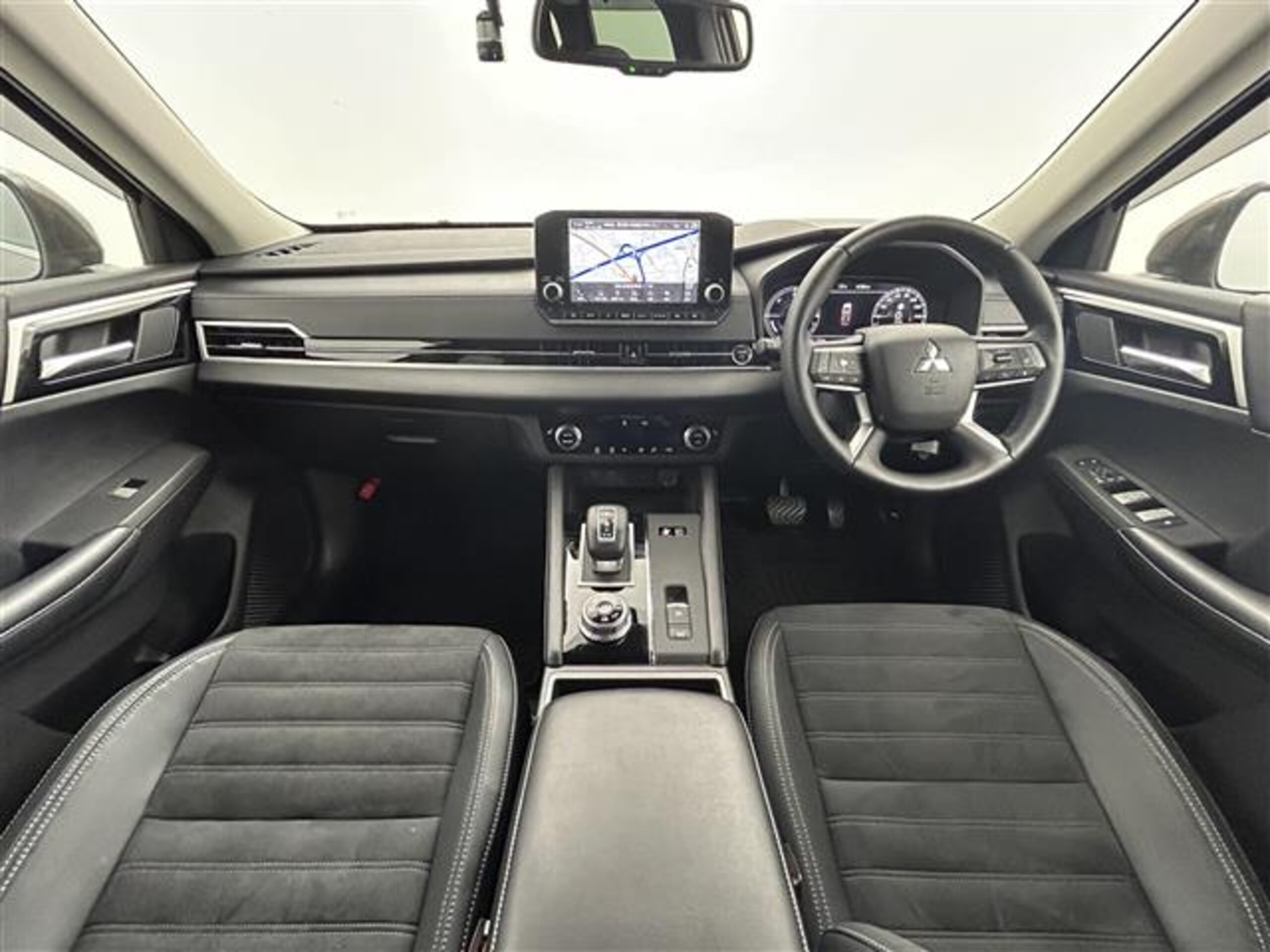 2022 Mitsubishi Outlander — photo 2