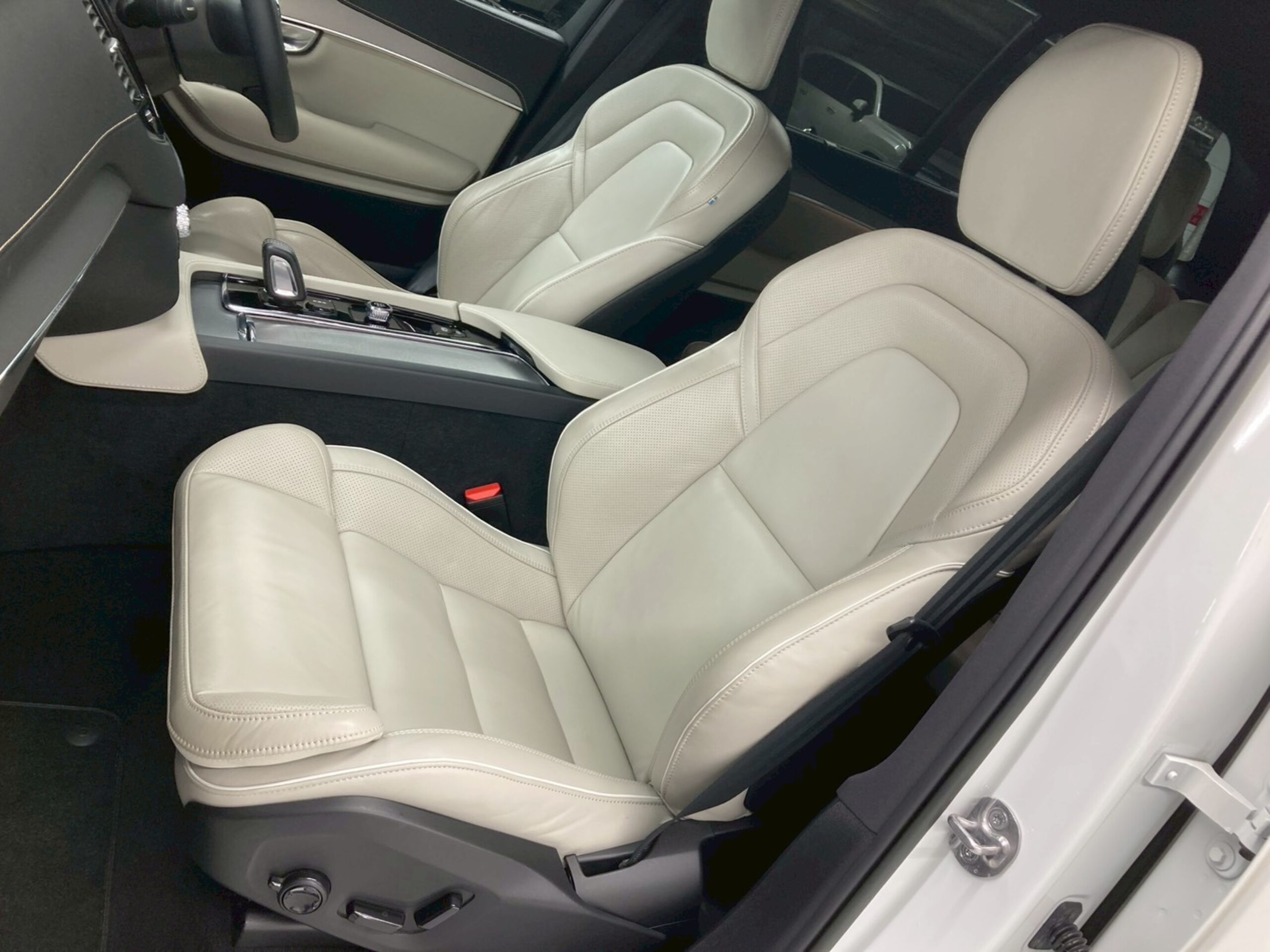 Volvo XC90 B6 AWD R-Design 4WD — photo 7