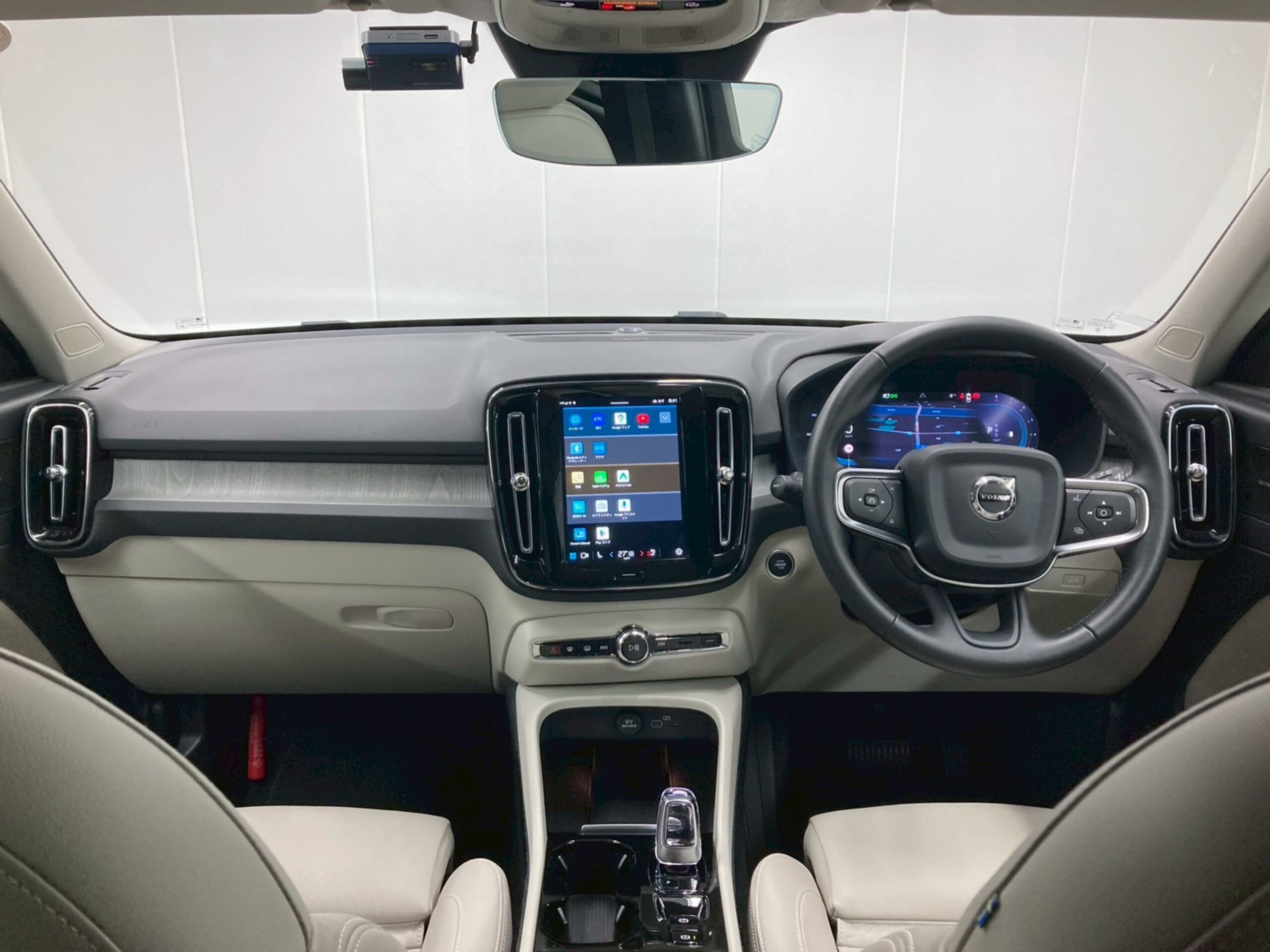 2024 Volvo Xc40 — photo 2