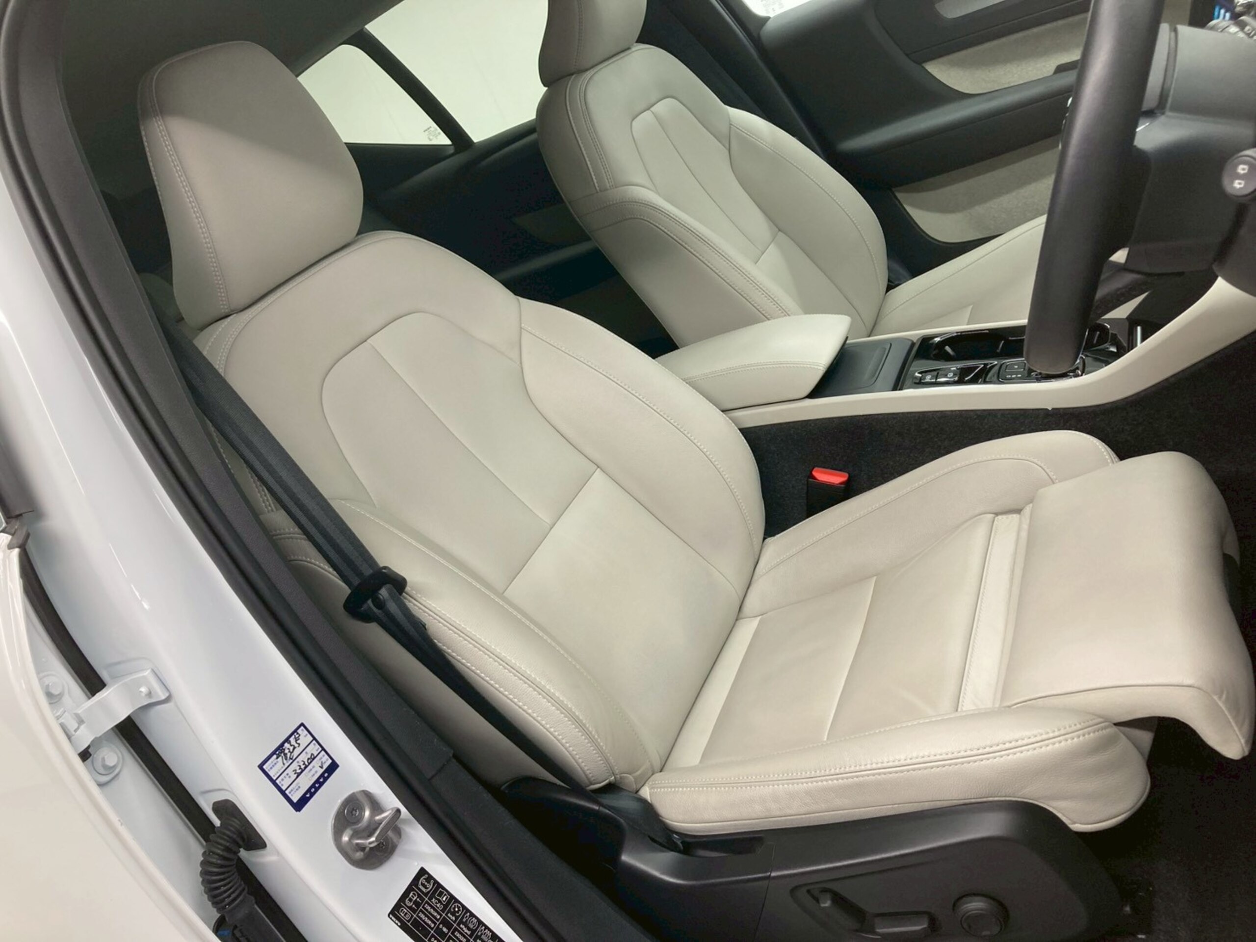 2024 Volvo Xc40 — photo 3