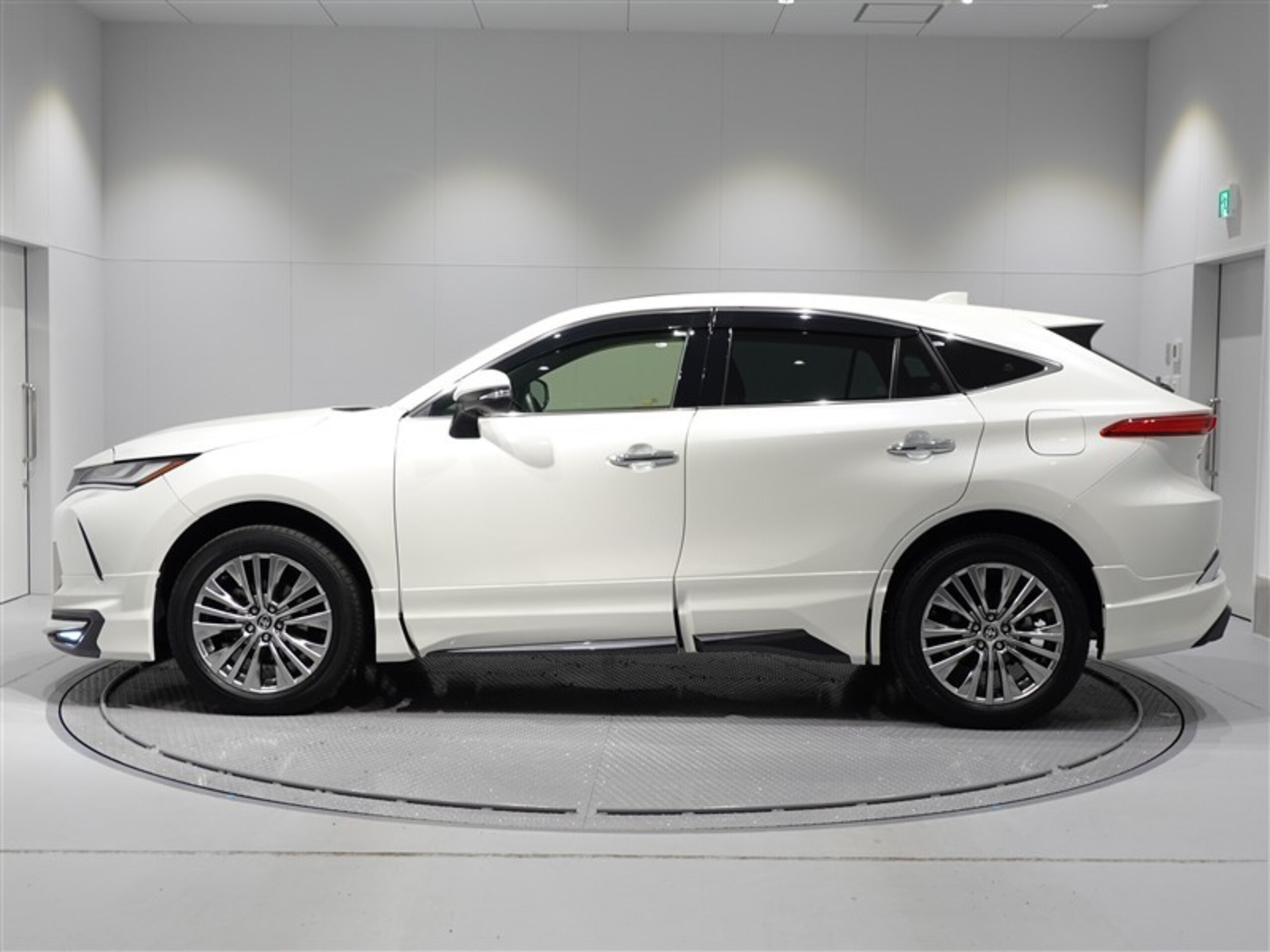 2021 Toyota Harrier — photo 2