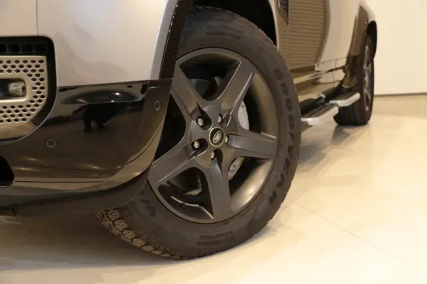 2023 Landrover Defender — photo 3