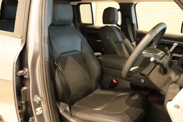 Land Rover Defender 110 X Dynamic SE 3.0L D300 Diesel Turbo 4WD Air Suspension Wade Sensing 360-Degree Surround Camera Ambient Light MERIDIAN Sound Genuine 20-inch AW ACC Sliding Panoramic Roof BSM Fixed Side Steps (Aiger Gray Metallic) — photo 8