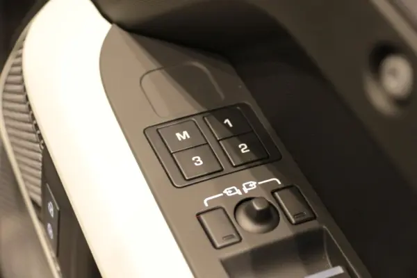 Land Rover Defender 110 X Dynamic SE 3.0L D300 Diesel Turbo 4WD Air Suspension Wade Sensing 360-Degree Surround Camera Ambient Light MERIDIAN Sound Genuine 20-inch AW ACC Sliding Panoramic Roof BSM Fixed Side Steps (Aiger Gray Metallic) — photo 9