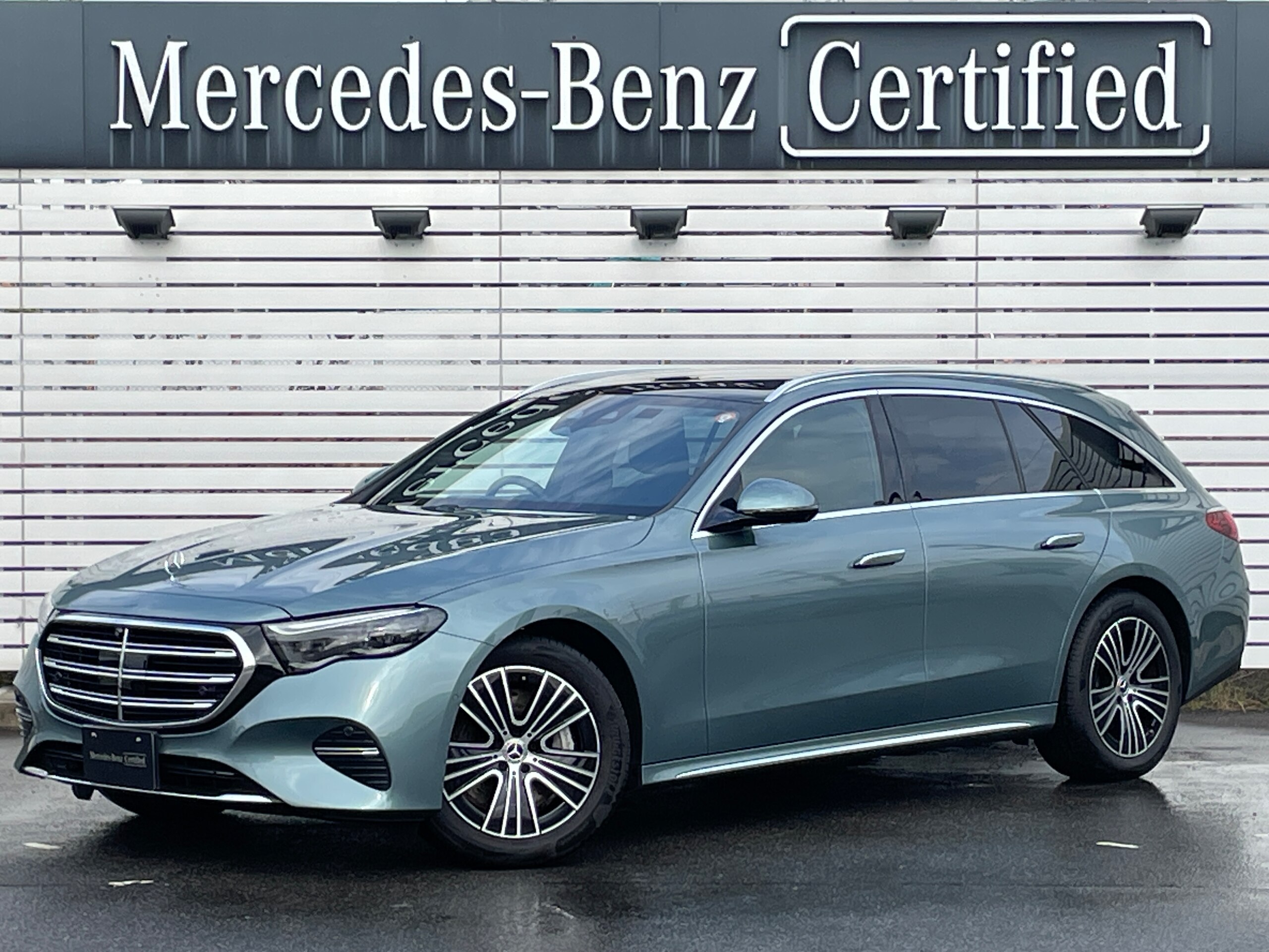 Mercedes-Benz E-Class Wagon E300 Exclusive (with ISG) MP202401 Digital Interior Package Leather Exclusive Package Seat Ventilation (includes seat heating) Dashcam Power Rear Gate Former Demo Car MBUX Superscreen M-Care Inherited Certified 2-Year Warranty (Verde Silver Metallic)