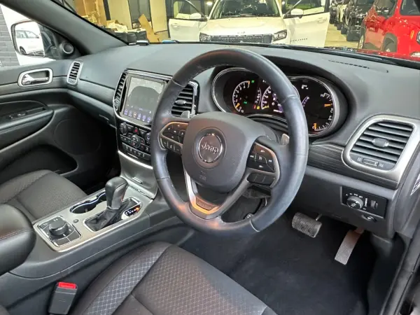 Jeep Grand Cherokee Laredo 4WD P-Seat B Camera ETC Navi Apple CarPlay Bluetooth Front Camera Anti-Theft Device Paddle Shift Lever Cruise Control Blind Spot Monitor Auto Light Obstacle Sensor Collision Damage Mitigation Brake Certified Used Car Warranty (Diamond Black Crystal Pearl C) — photo 7