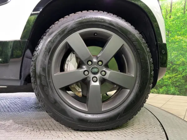 Land Rover Defender 110 X Dynamic HSE 3.0L D300 Diesel Turbo 4WD Certified Used Car Sunroof Air Suspension Front Seat Heaters & Ventilation Meridian Power Steering Column Adaptive Cruise Blind Spot Monitor Genuine 20-inch Alloy Wheels (Fuji White (Solid)) — photo 8