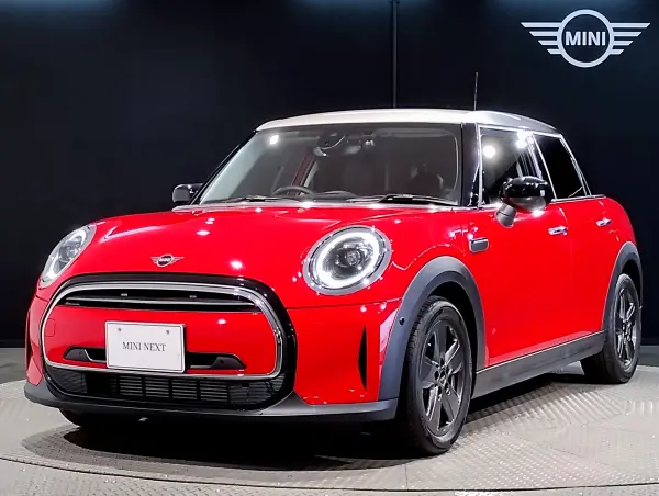 Mini Cooper D 5 Door Premium Plus Package DCT One Owner Multitone Roof Classic Trim Apple CarPlay Ambient Light Rear View Camera LED Headlight Digital Display Cruise Control Head Up Display (Chili Red Solid)