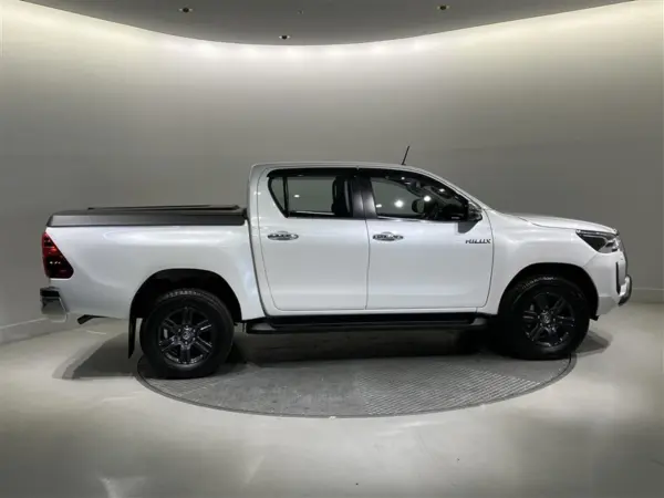 2024 Toyota Hilux — photo 3