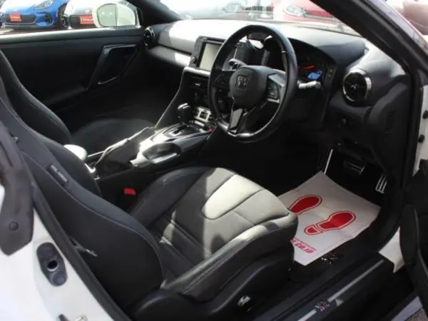 2019 Nissan Gt-r — photo 3