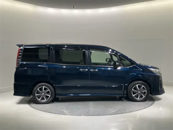 2019 Toyota Noah — photo 3
