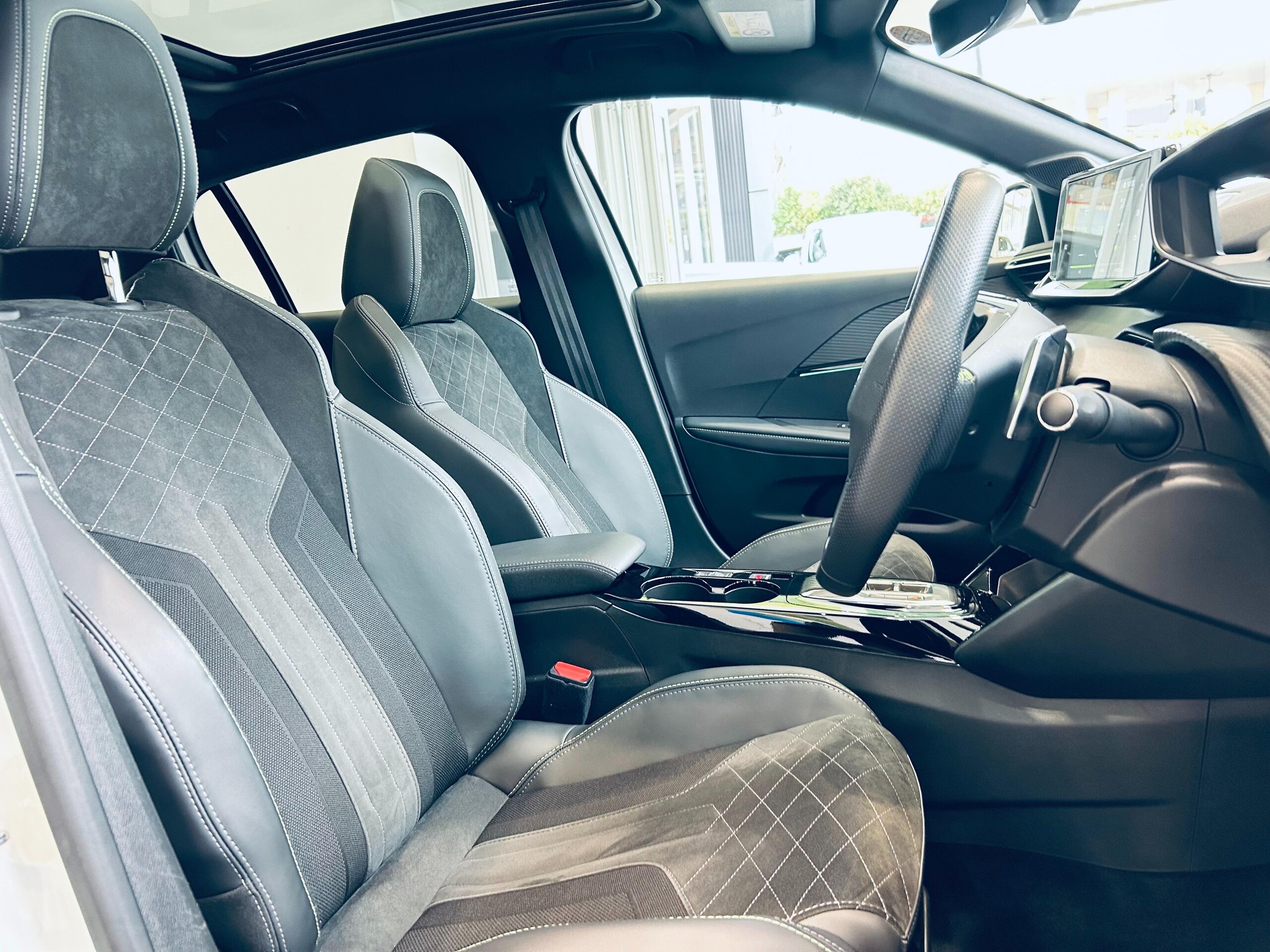 Peugeot 208GT Glass Roof ACC Genuine Display Audio Backup Camera Apple CarPlay Genuine 17-inch AW LED Headlights Clearance Sonar Blind Spot Half Leather Seat Heater Smart Key Paddle Shift ETC (Bran Na Cre) — photo 9