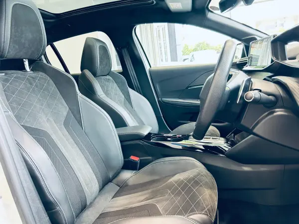 Peugeot 208GT Glass Roof ACC Genuine Display Audio Back Camera Apple CarPlay Genuine 17-inch AW LED Headlights Clearance Sonar Blind Spot Half Leather Seat Heater Smart Key Paddle Shift ETC — photo 9