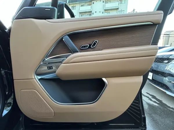 Land Rover Range Rover SE 3.0L P550e Standard Wheelbase 4WD Certified Used Car Former Demo Car Panoramic Roof Meridian Surround Power Steps Seat Heaters (F/R) Soft-Close Doors Digital Rearview Mirror Heated Steering Wheel Power Tailgate 22AW (Santorini Black) — photo 9