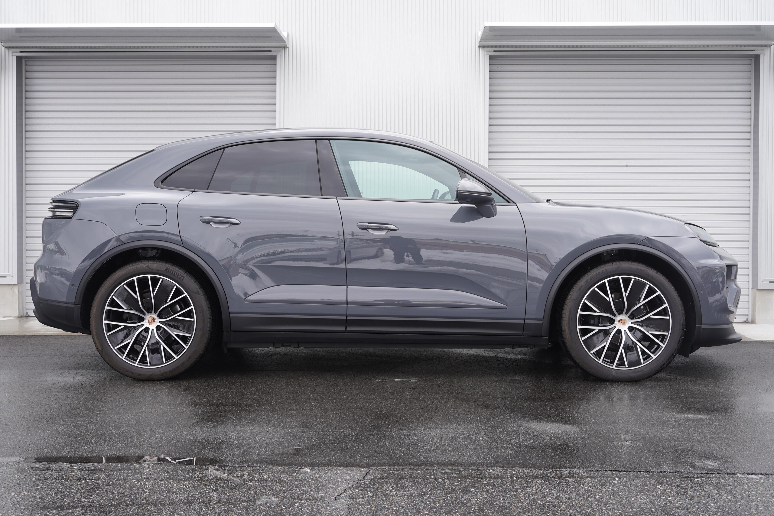 2025 Porsche Macan — photo 2