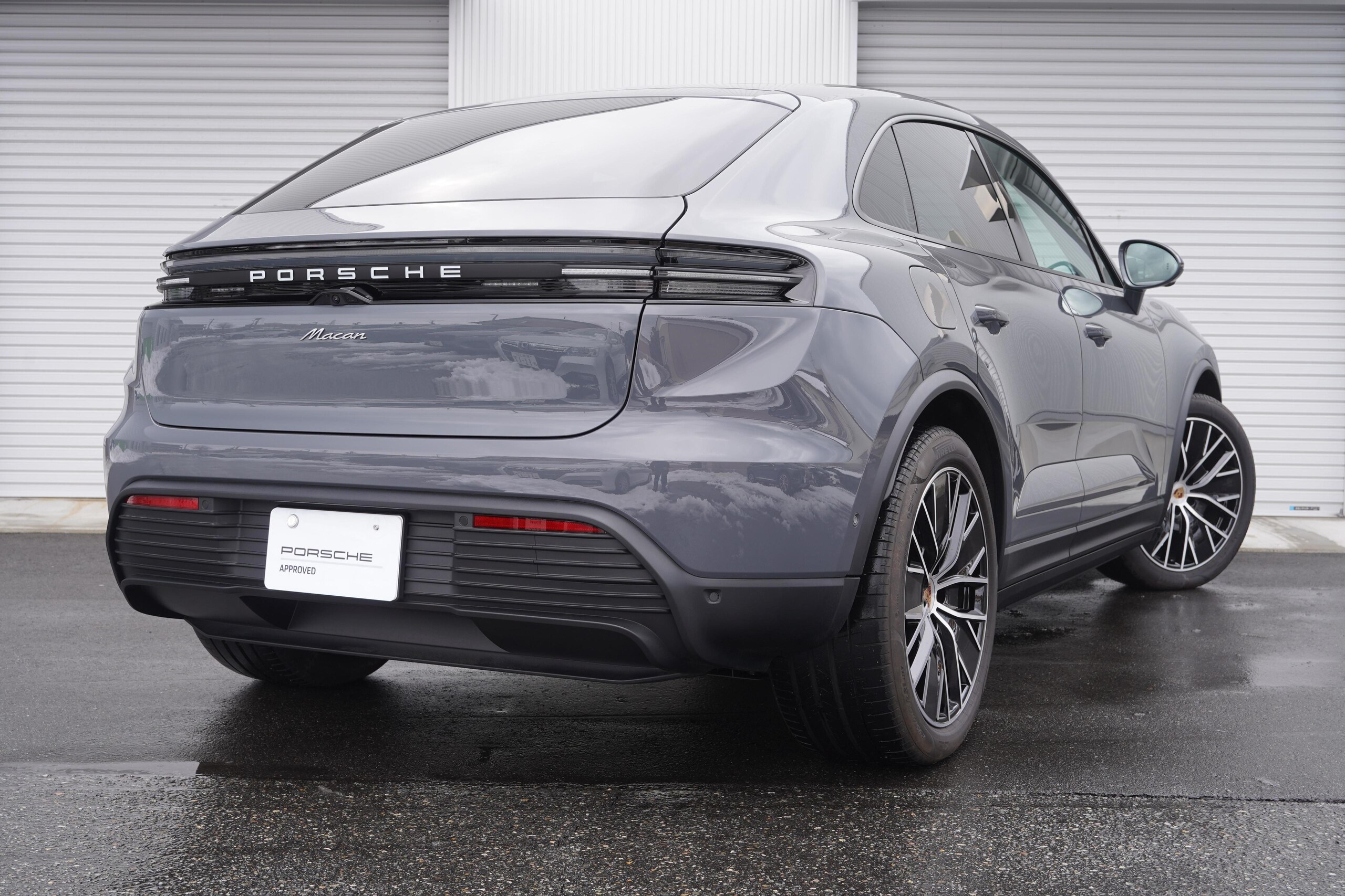 2025 Porsche Macan — photo 3