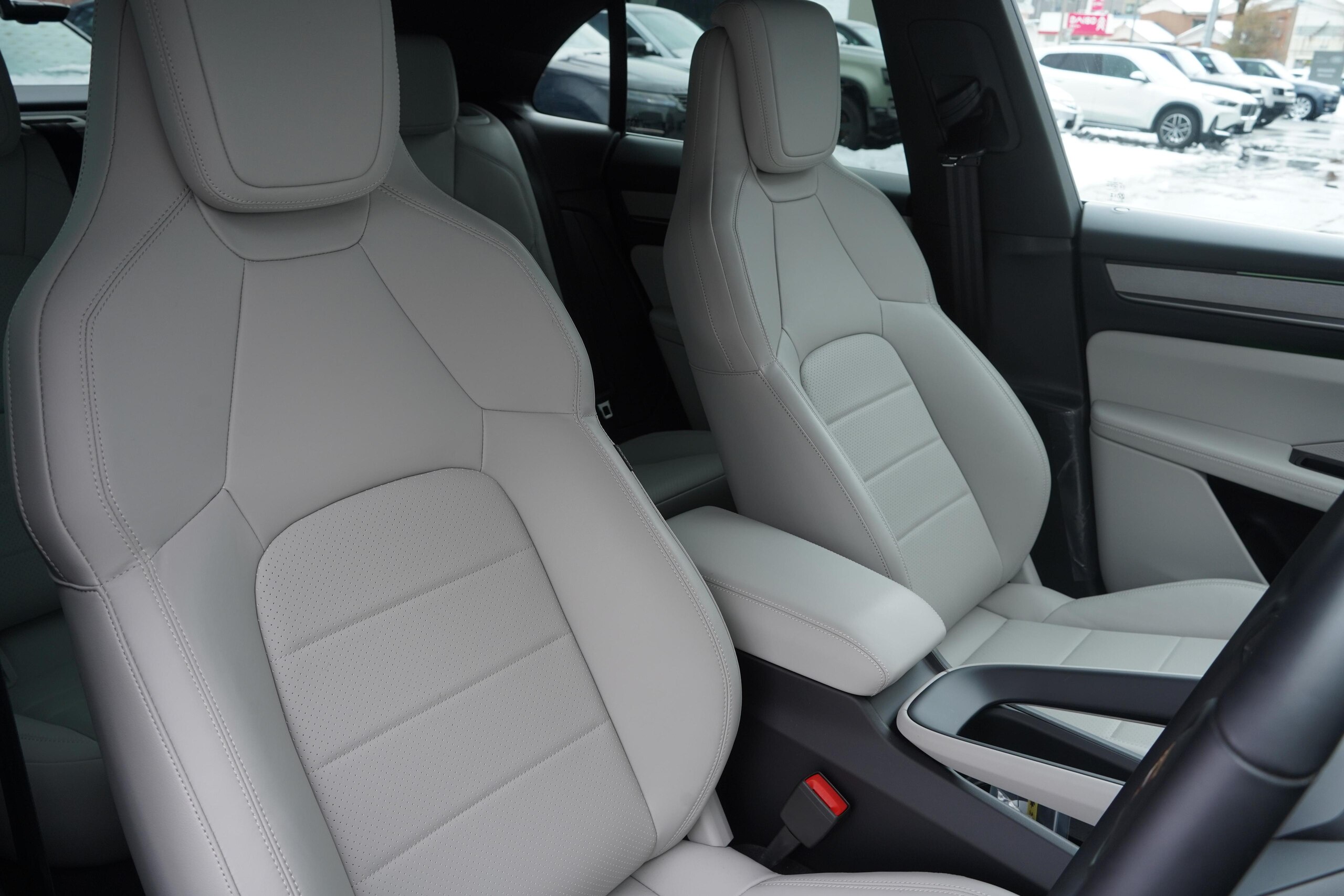 Porsche Macan Base Model Sport Chrono BOSE PASM Panoramic Roof 21in — photo 9