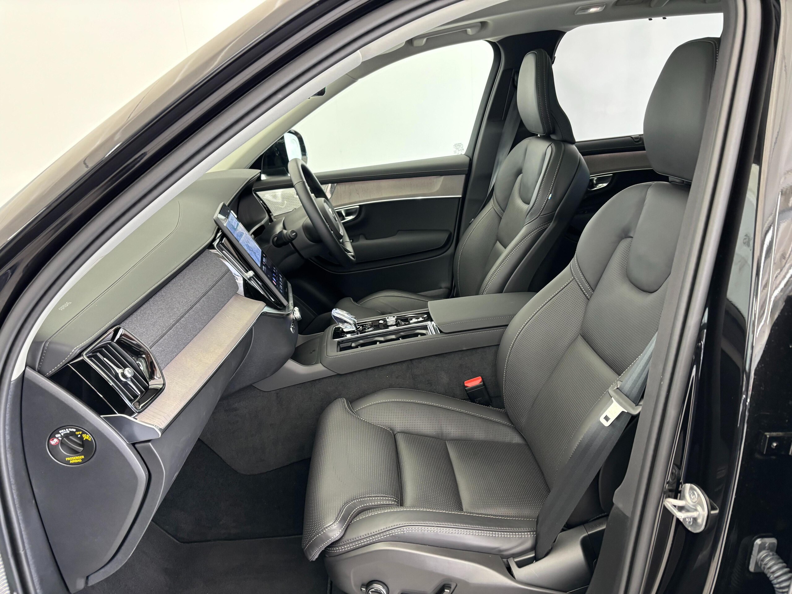 2025 Volvo Xc90 — photo 2