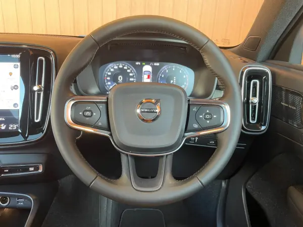 2020 Volvo Xc40 — photo 3