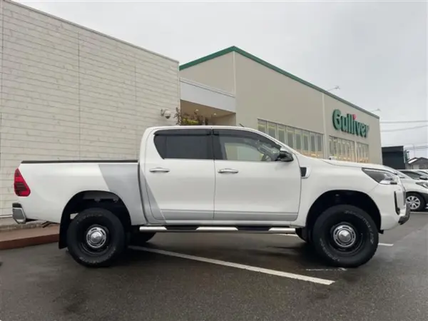 Toyota Hilux 2.4 Z Diesel Turbo 4WD with Aftermarket Navigation, Lift Kit, Side Steps (White) — photo 9