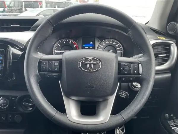 2022 Toyota Hilux — photo 2
