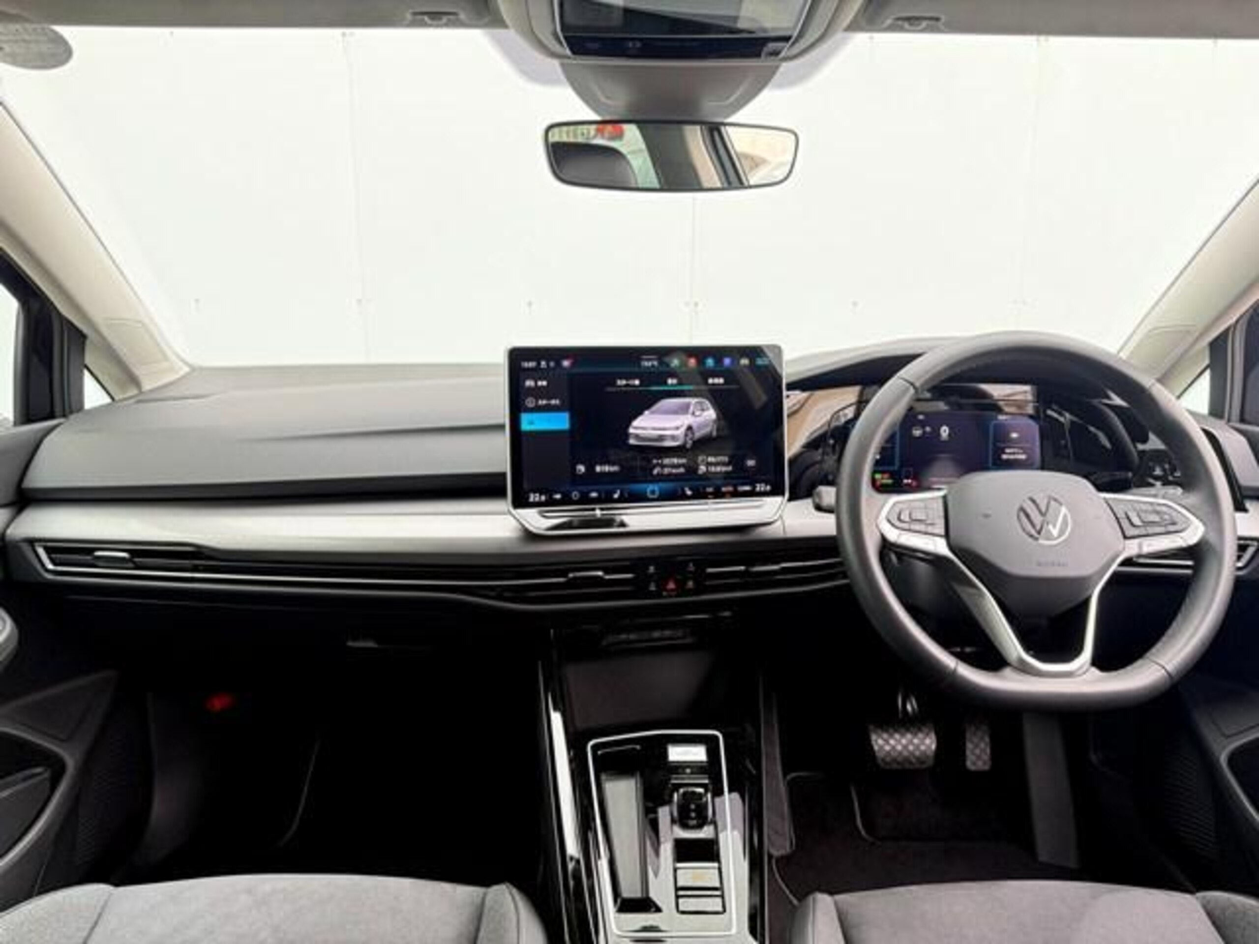 2025 Volkswagen Golf — photo 2