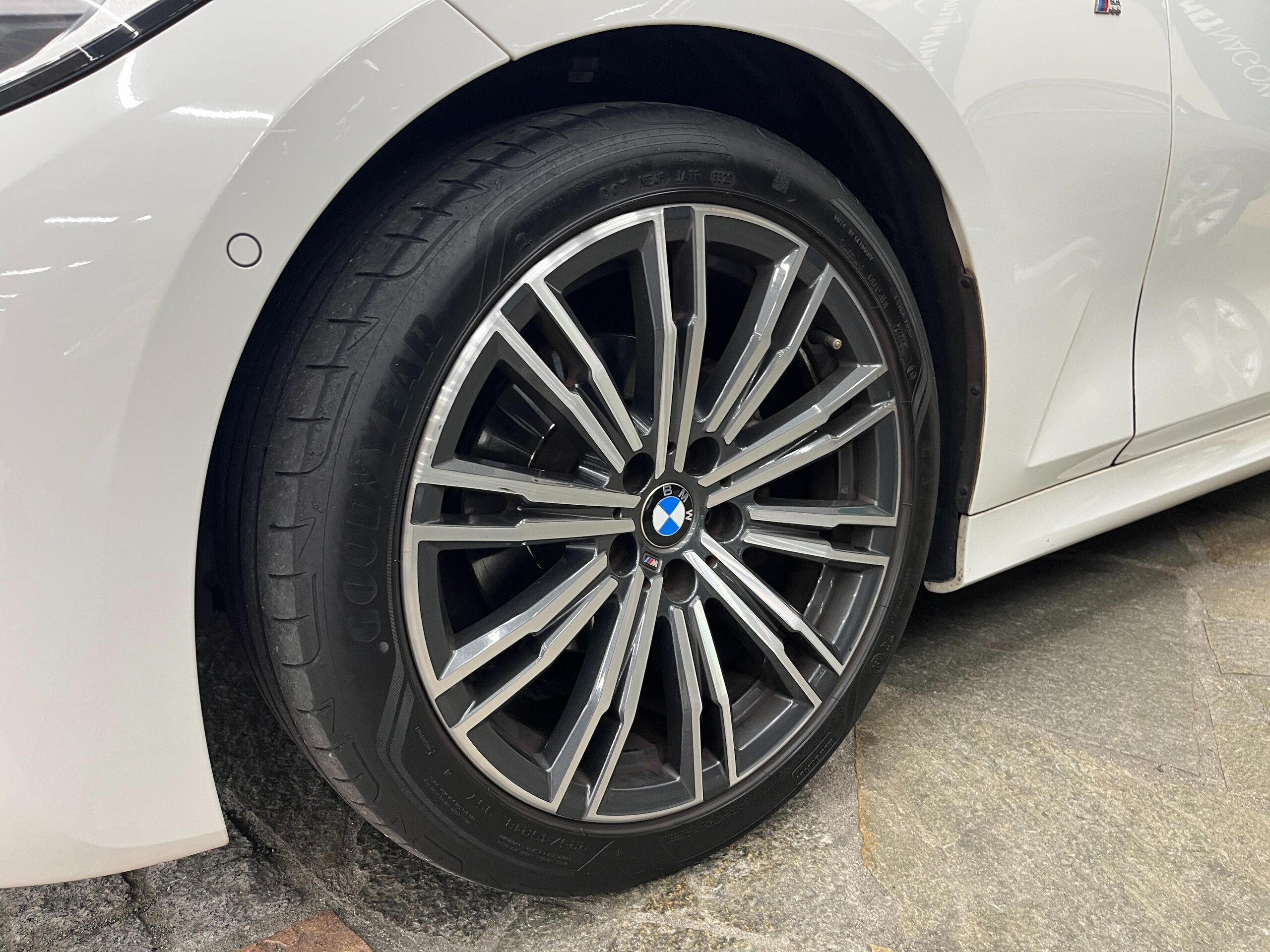 BMW 3 Series 318i M Sport — photo 9