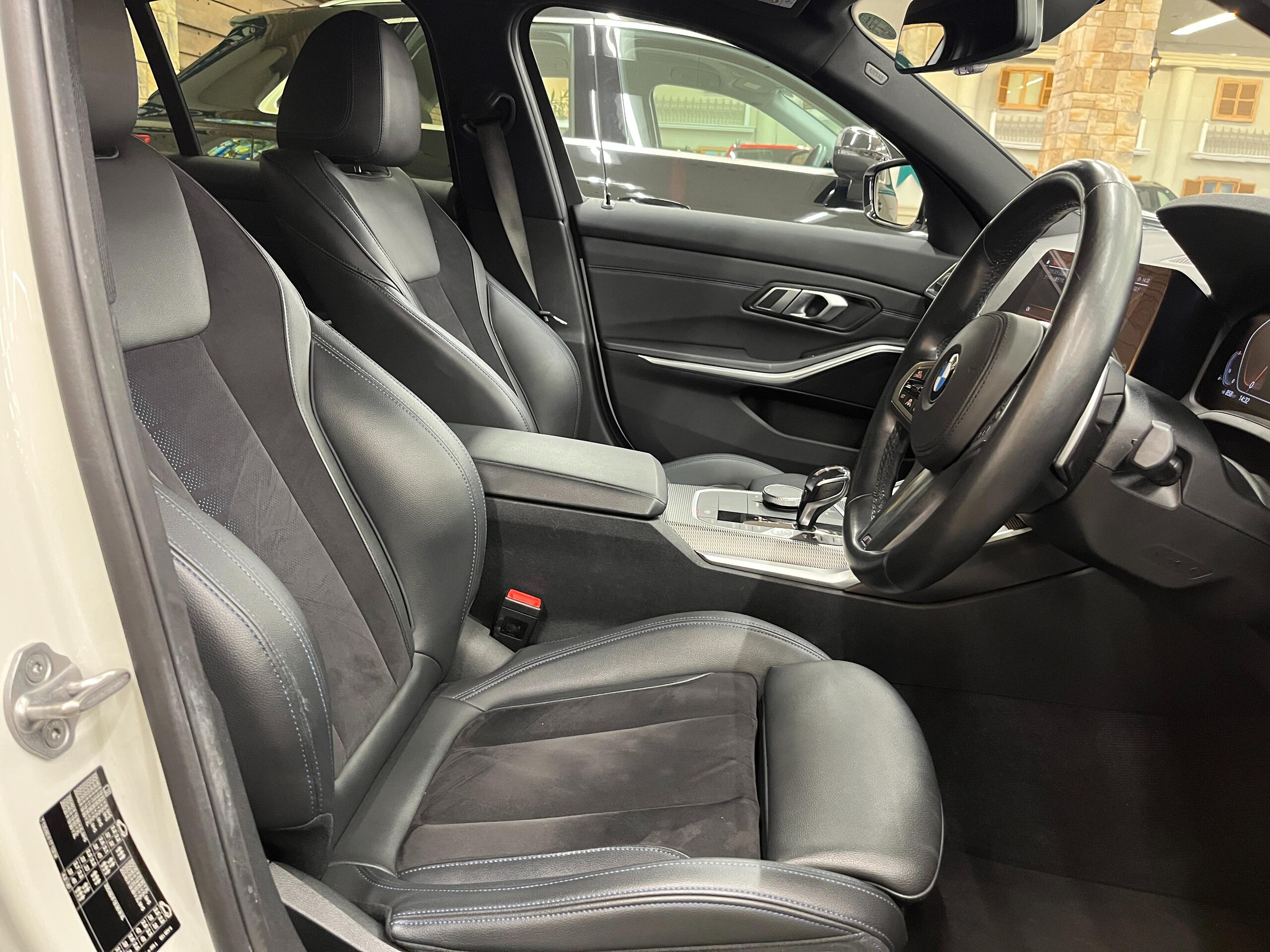 BMW 3 Series 318i M Sport — photo 7