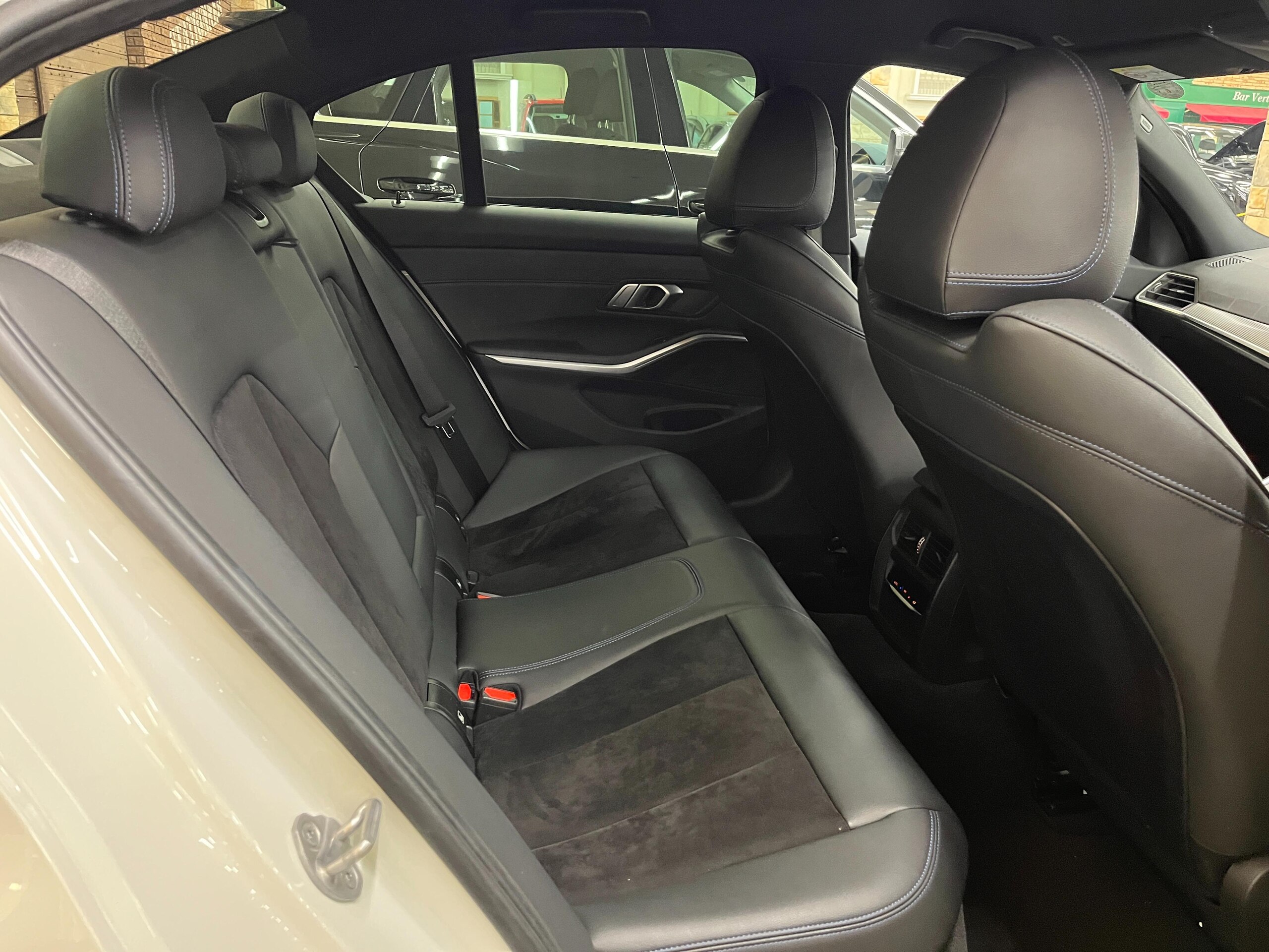 BMW 3 Series 318i M Sport — photo 8