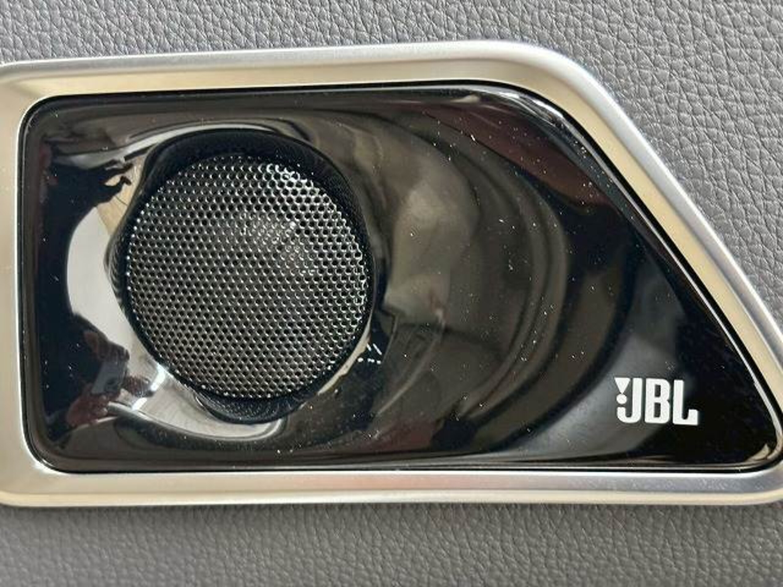 Toyota Land Cruiser 300 3.5 VX 4WD — photo 8