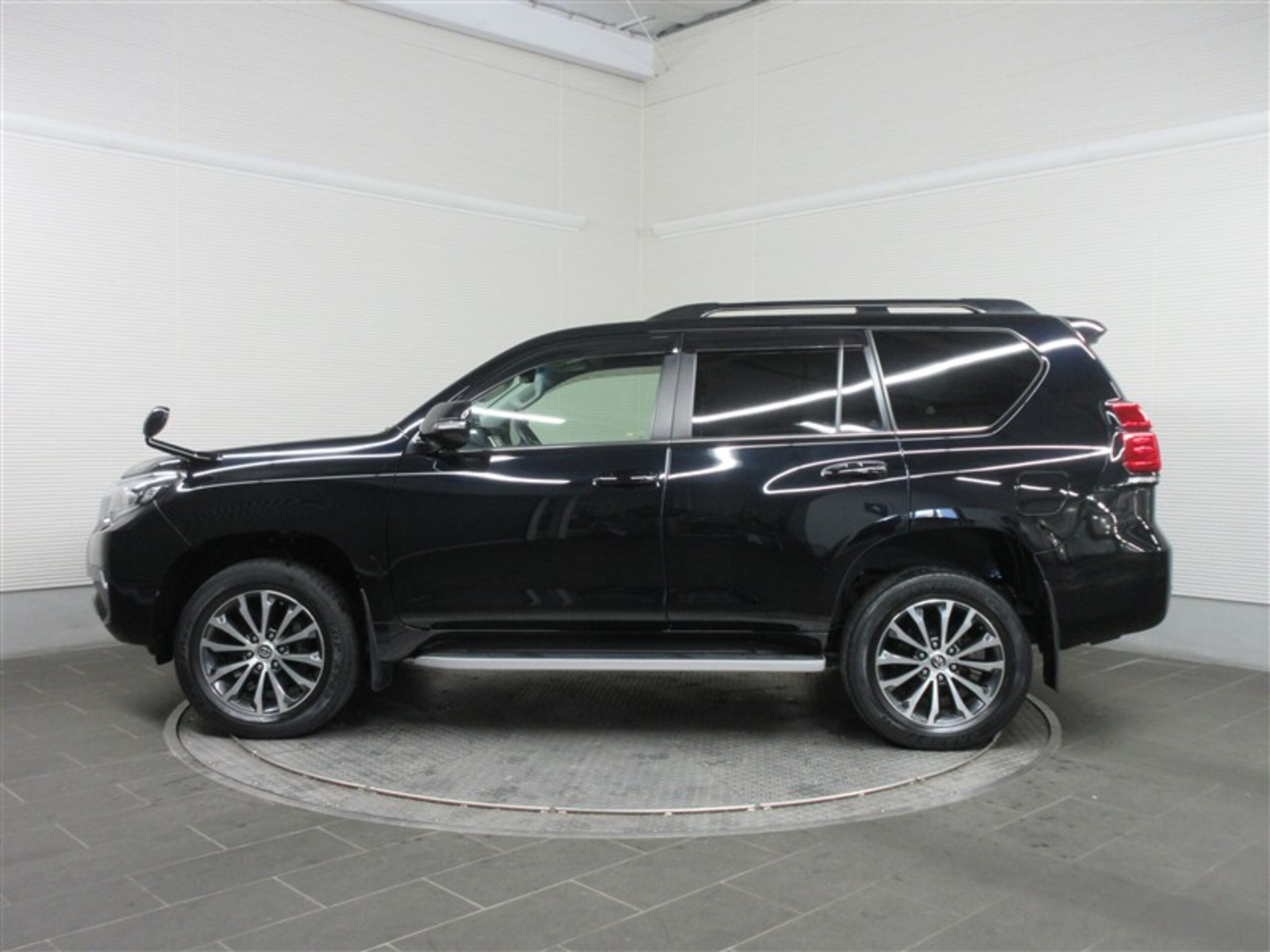 2021 Toyota Land Cruiser Prado — photo 2