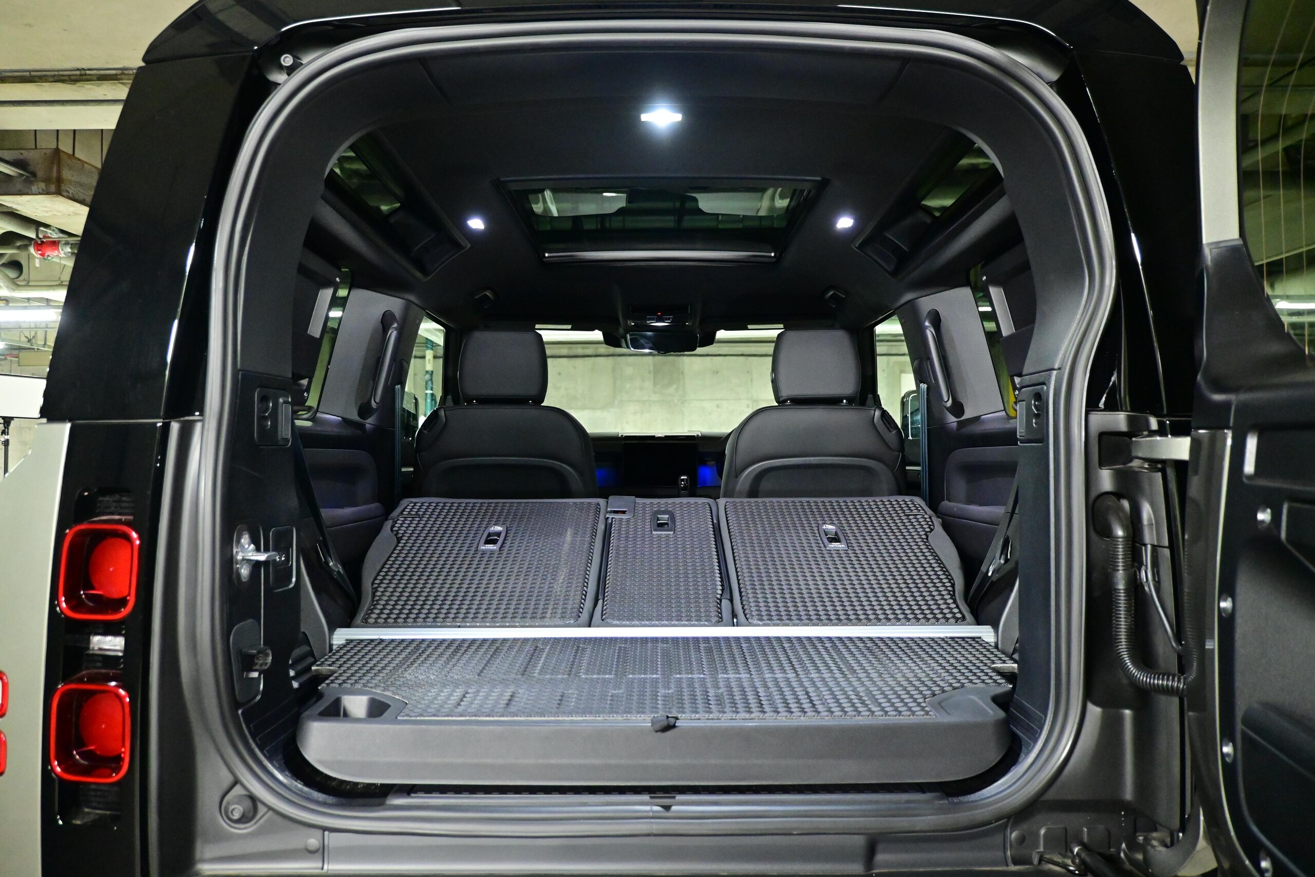 Land Rover Defender 90 X-Dynamic HSE 3.0L D350 Diesel Turbo 4WD — photo 9