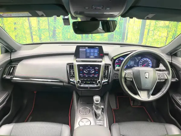 2020 Toyota Crown — photo 2