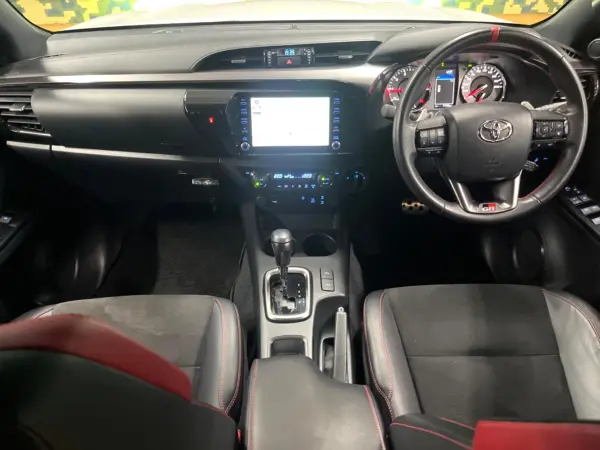 2022 Toyota Hilux — photo 2