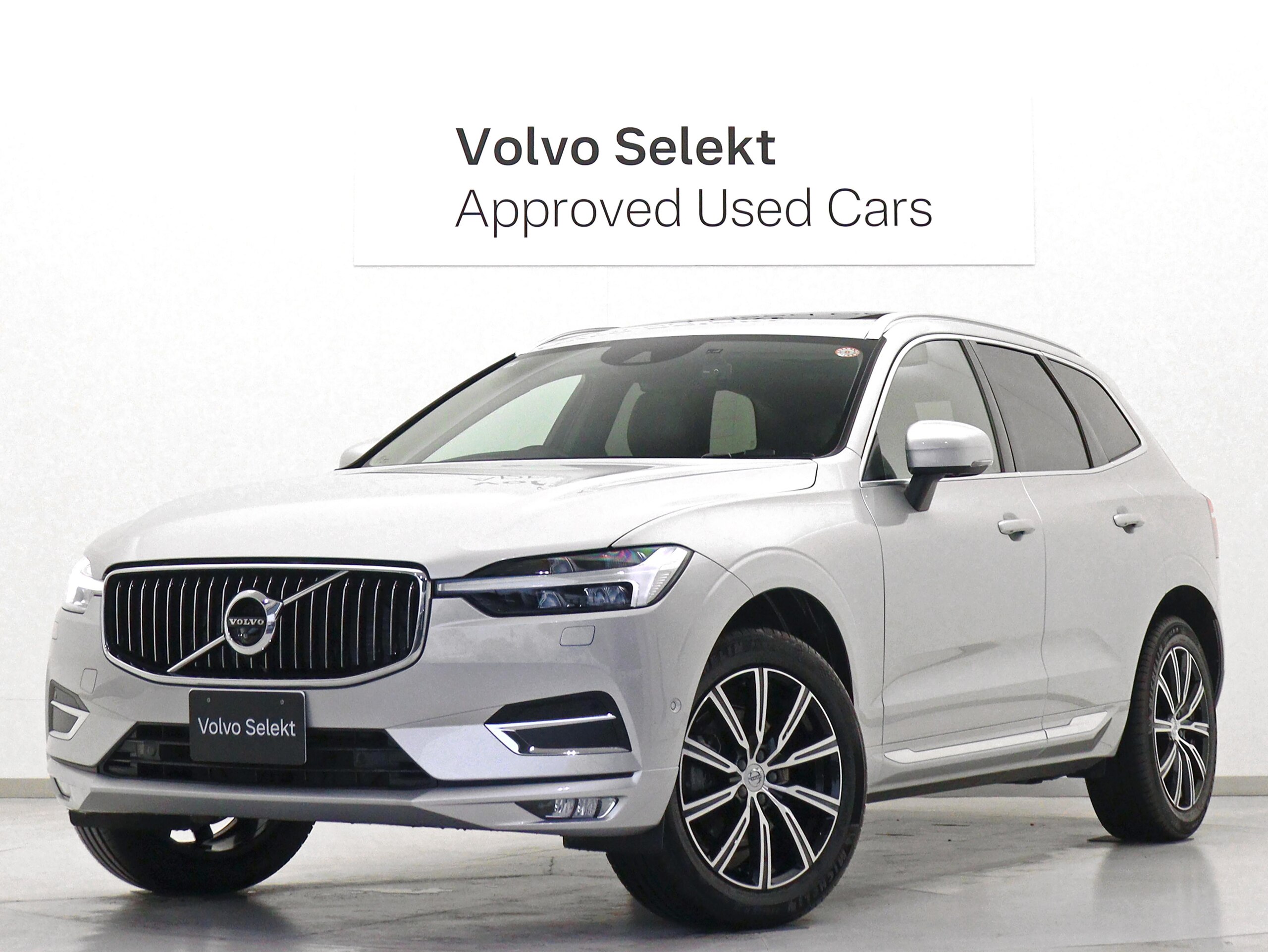 Volvo XC60 B5 AWD Inscription 4WD with Sunroof, Harman/Kardon Premium Sound, Bright Silver Metallic, Heated Seats, Heated Steering Wheel, Relaxation Function, Ventilation Function, Crystal Shift Knob, 19-inch Alloy Wheels