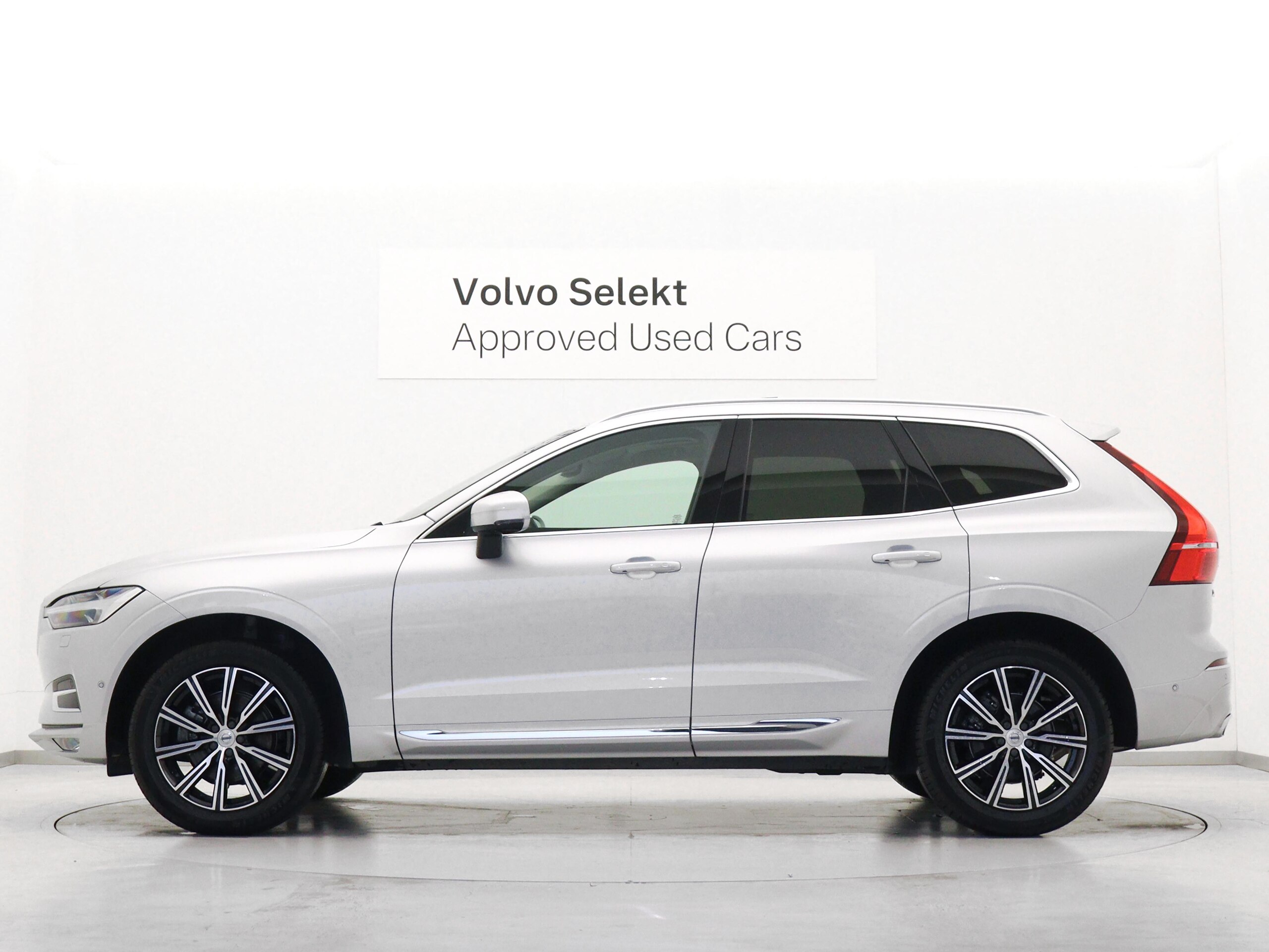Volvo XC60 B5 AWD Inscription 4WD with Sunroof, Harman/Kardon Premium Sound, Bright Silver Metallic, Heated Seats, Heated Steering Wheel, Relaxation Function, Ventilation Function, Crystal Shift Knob, 19-inch Alloy Wheels — photo 8