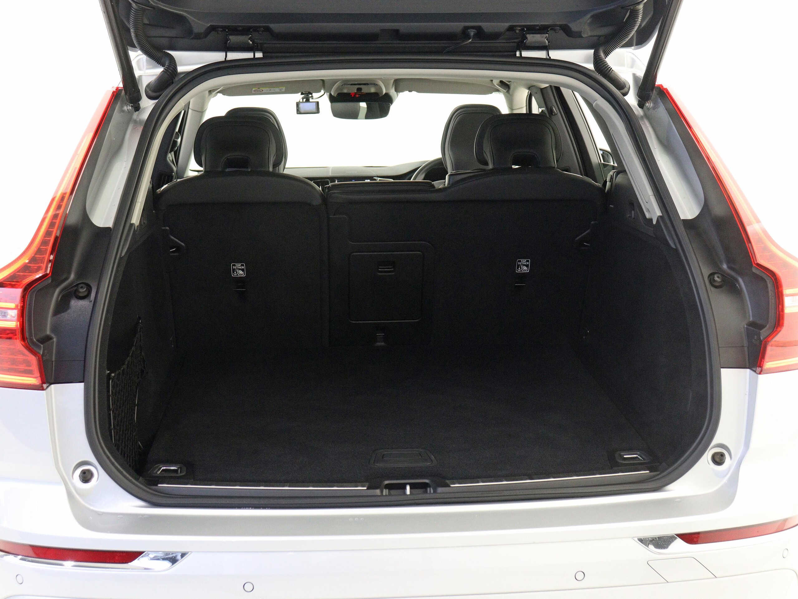 Volvo XC60 B5 AWD Inscription 4WD with Sunroof, Harman/Kardon Premium Sound, Bright Silver Metallic, Heated Seats, Heated Steering Wheel, Relaxation Function, Ventilation Function, Crystal Shift Knob, 19-inch Alloy Wheels — photo 9